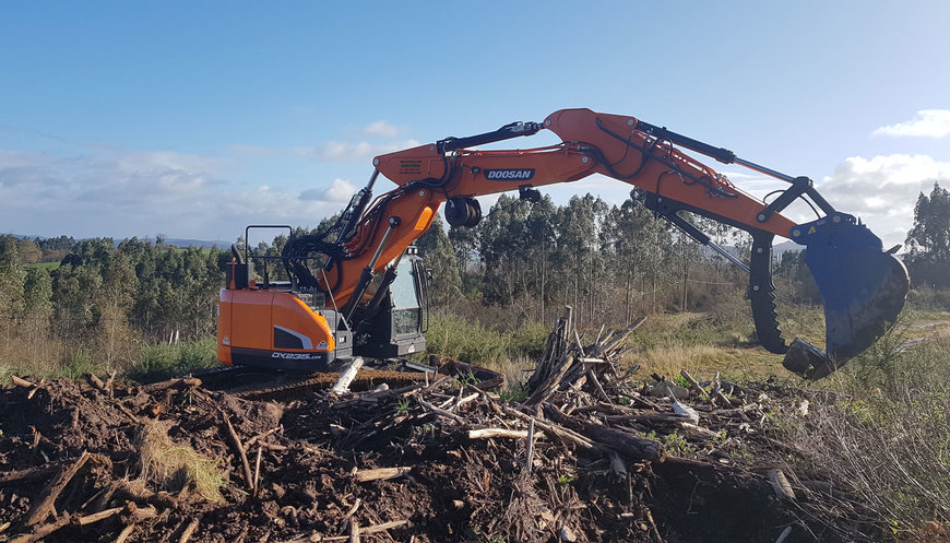 UNA EXCAVADORA DOOSAN DX235LCR-5 EN LOS BOSQUES DE CANTABRIA